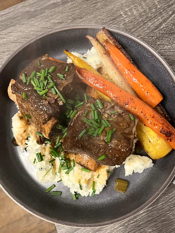 Braised short ribs with mashed potatoes and carrots